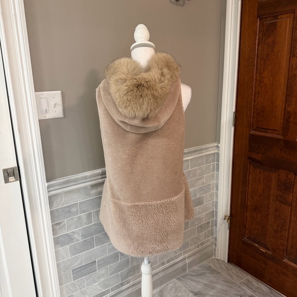 La Fiorentina. Tan White Fox Fur Hooded Vest - Picture 5 of 7